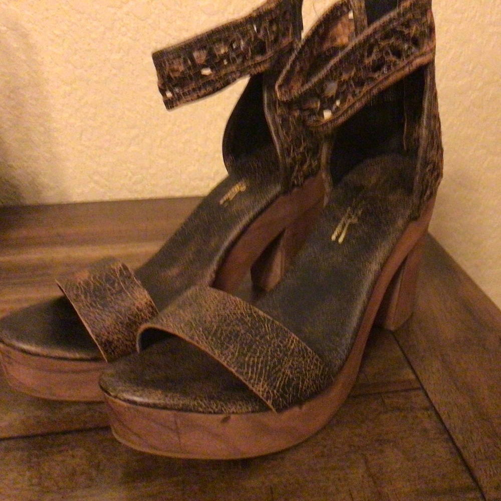 Sbicca Vintage Collection - Daytrip Platform Heels Brown Distressed Leather - Picture 6 of 9